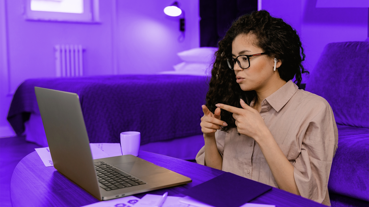 Mujer trabajando con una solución de Enreach