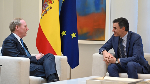 Brad Smith, presidente de Microsoft, y Pedro Sánchez, presidente del Gobierno de España