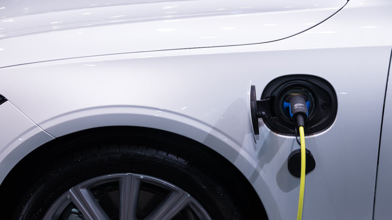 Coche eléctrico en recarga