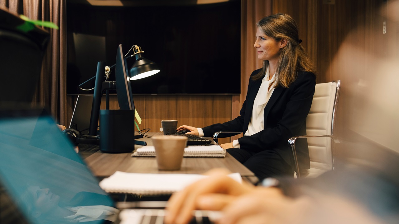 mujer trabajando administracion