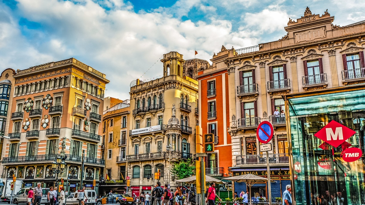 barcelona-street-of-colors