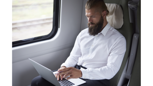 hombre-en-un-tren-designed-by-magnific